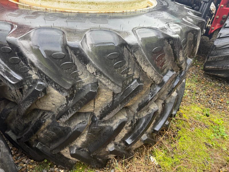 Koła Bliźniacze do Ciągnika New Holland T8 kompletne z klamrami.