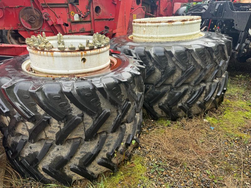 Koła Bliźniacze do Ciągnika New Holland T8 kompletne z klamrami.
