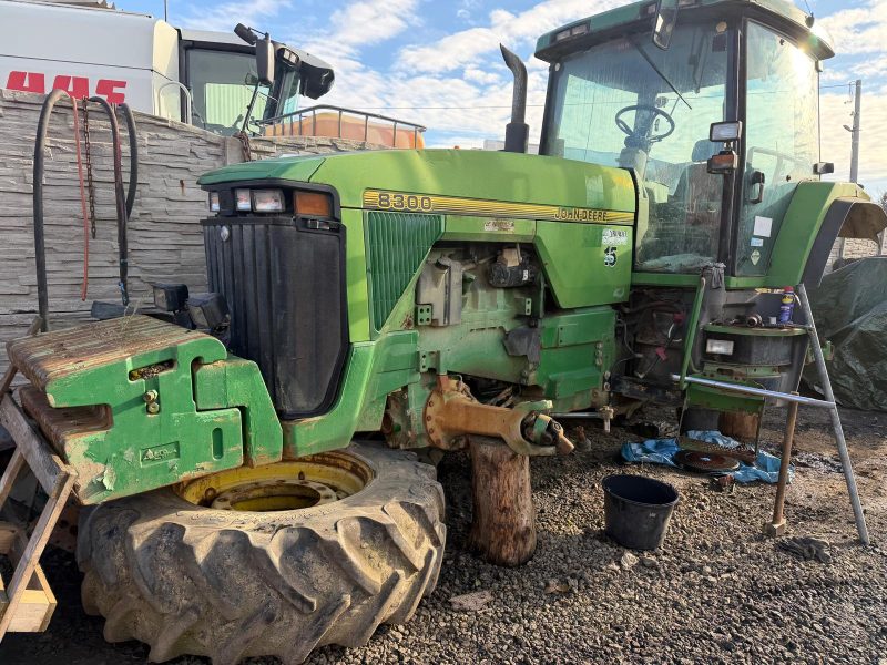 John Deere 8300, 8400, 8200, 8100, 8210, 8310, 8410 Wszystkie Części z Ciągnika mechaniczne , blacharskie i inne.